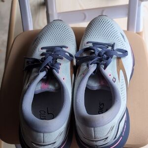 Brooks Women's Athletic Shoes - White, Lavender And Gold